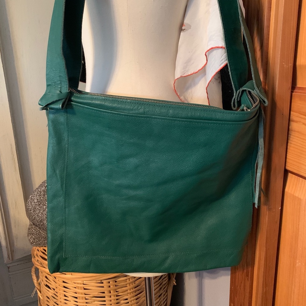Handmade leather green purse - Picture 2 of 6